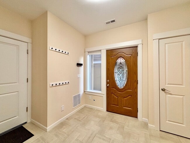 Building Photo - Modern New Construction 4b3b Townhome