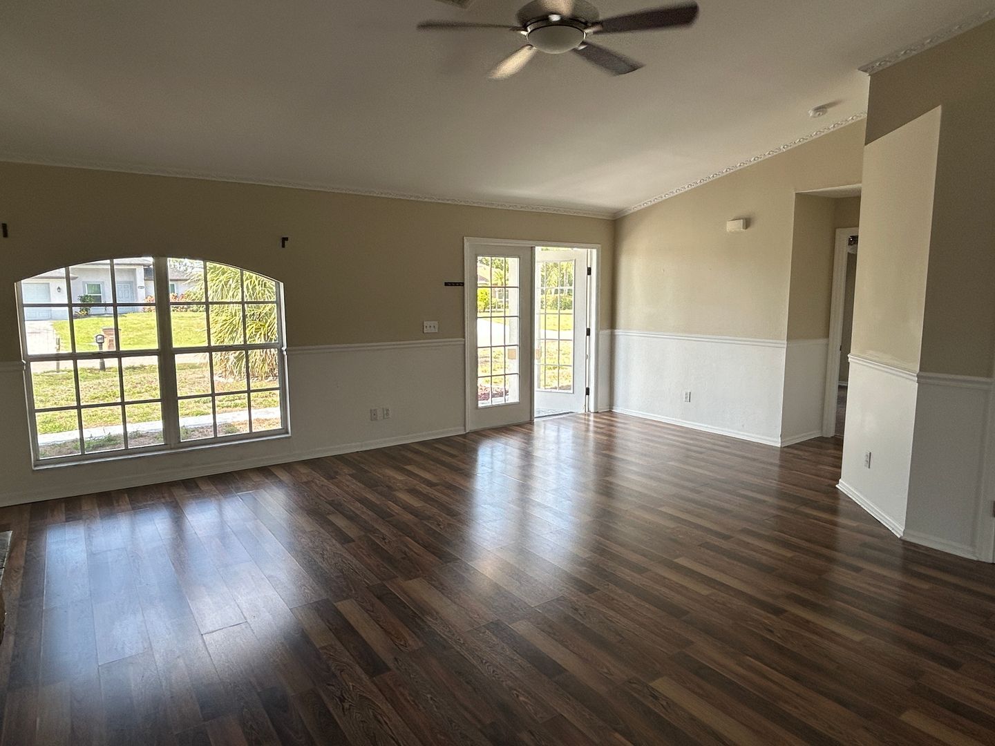 Building Photo - Unique 3/2 + Den home in great location