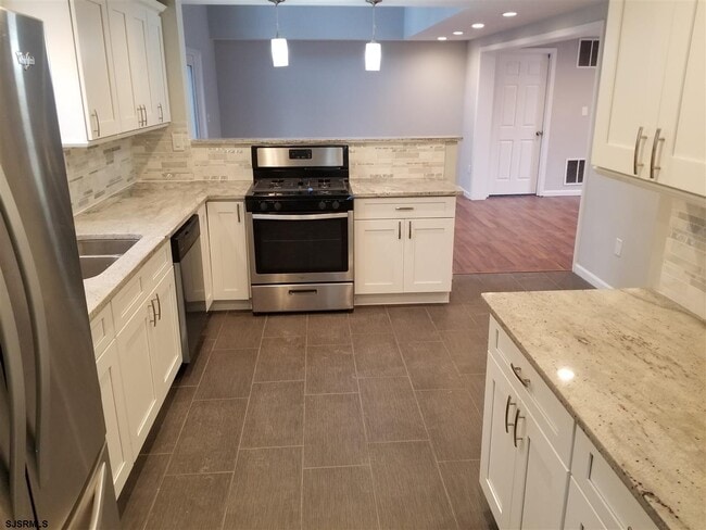 Building Photo - 161 E Wyoming Ave