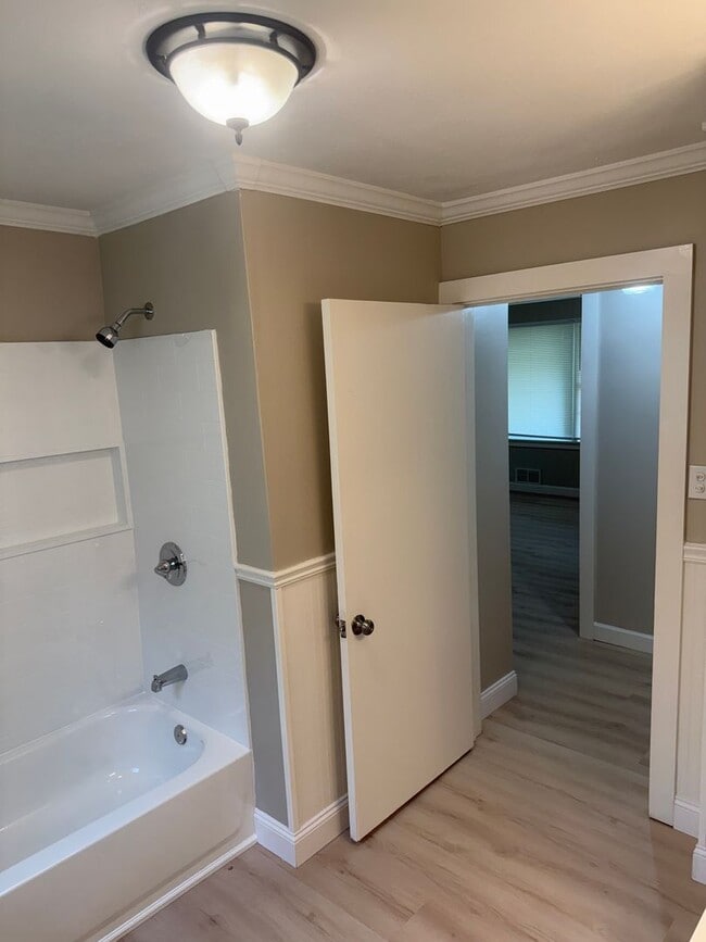 Building Photo - Adorable 4 Bed 1 bath Baldwinsville Cottage