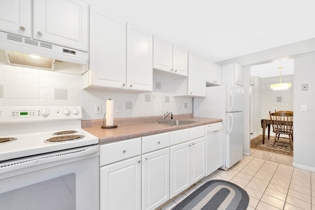 Building Photo - 7 Colonial Village Dr