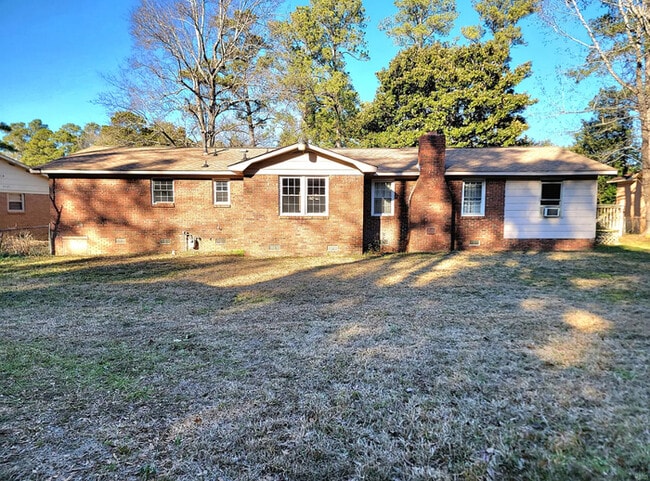 Building Photo - Spacious 3 bedroom without plenty of yard ...