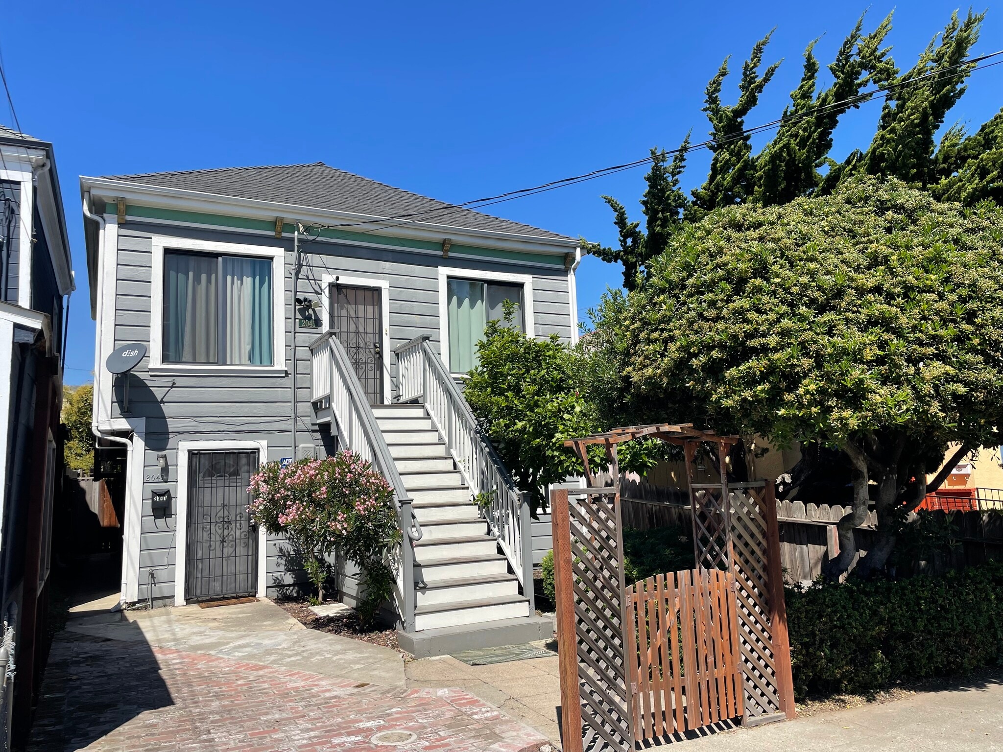 Well maintained Victorian style building - 2047 20th Ave