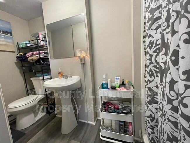 Building Photo - 217 Hobart St