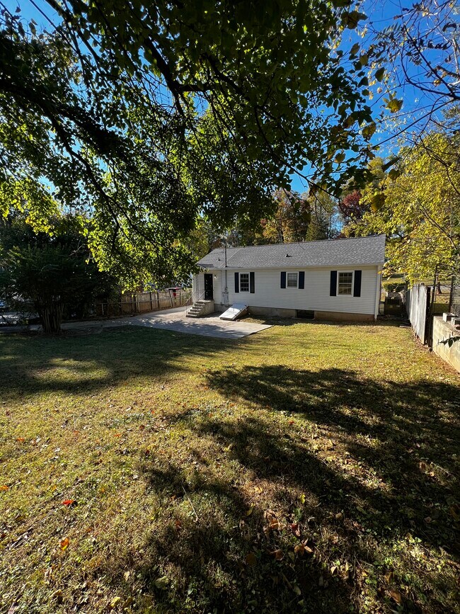 Building Photo - 3032 Woodbine Ave