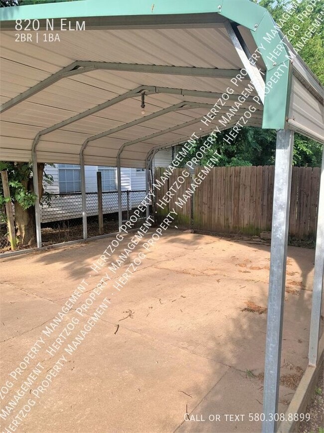 Building Photo - 820 N Elm-