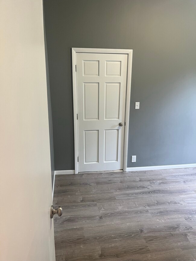 Building Photo - 212 W 5th St