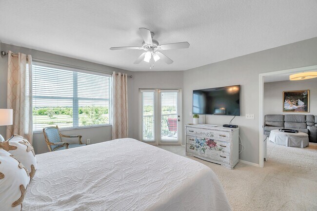 Building Photo - 1200 Country Club Dr