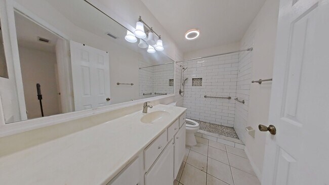 Building Photo - Spacious 3BR/2BA Condo in Altamonte Spring...