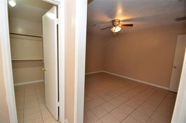 Building Photo - 439 Breeze Park Dr