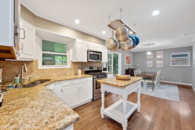 Building Photo - 2609 Friar Tuck Ln