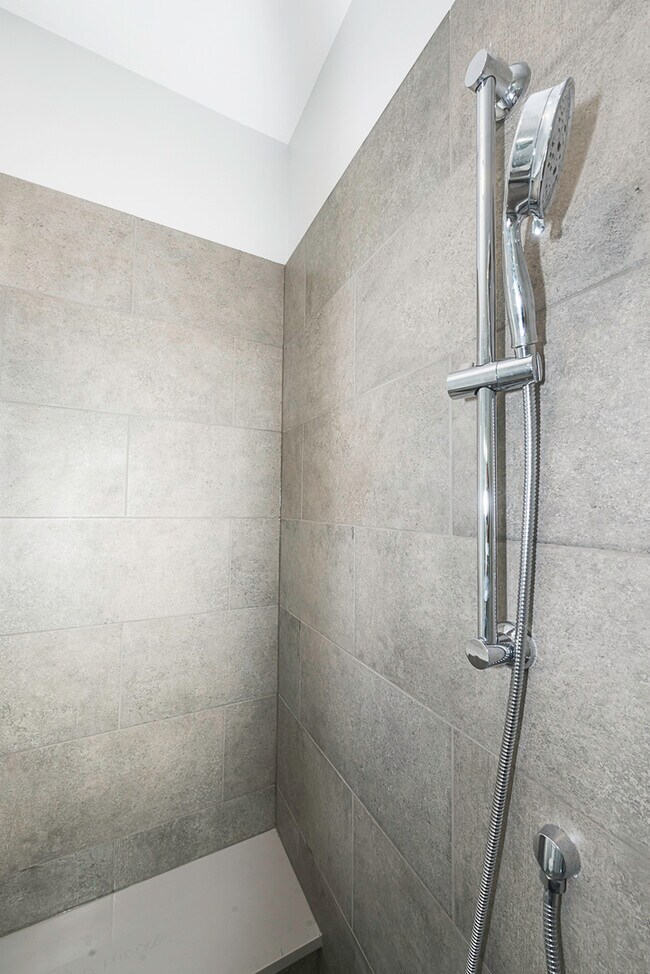 Building Photo - 520 N Western Ave