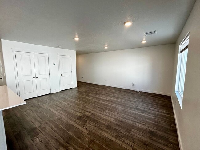 Building Photo - Comfortable and Spacious 4-Bedroom Townhome in Cedar City!