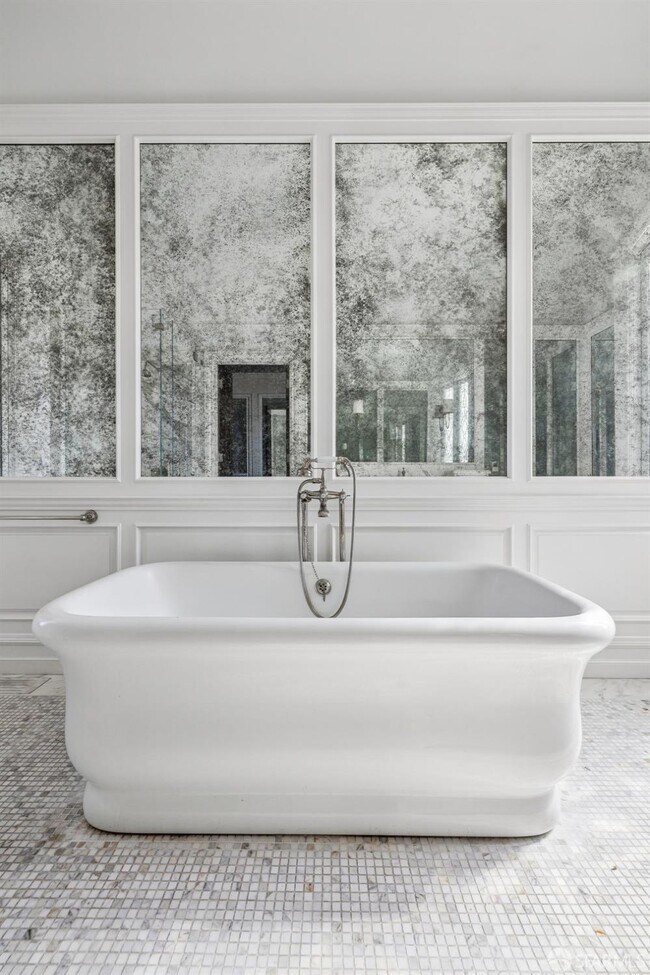 Building Photo - 2336 Broadway