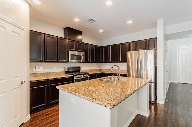 Building Photo - Exquisite 5 bedroom 4 bathroom home with fresh paint and new carpet waiting for you!