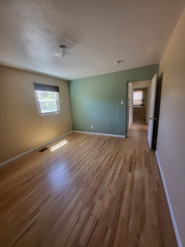 Building Photo - Cute Quiet  2 bedroom 1 Bath 1100/SF Home
