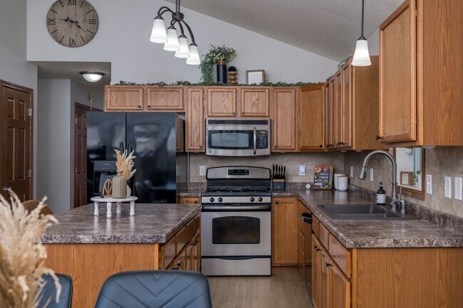 Building Photo - Stunning rambler on Tanager Road!