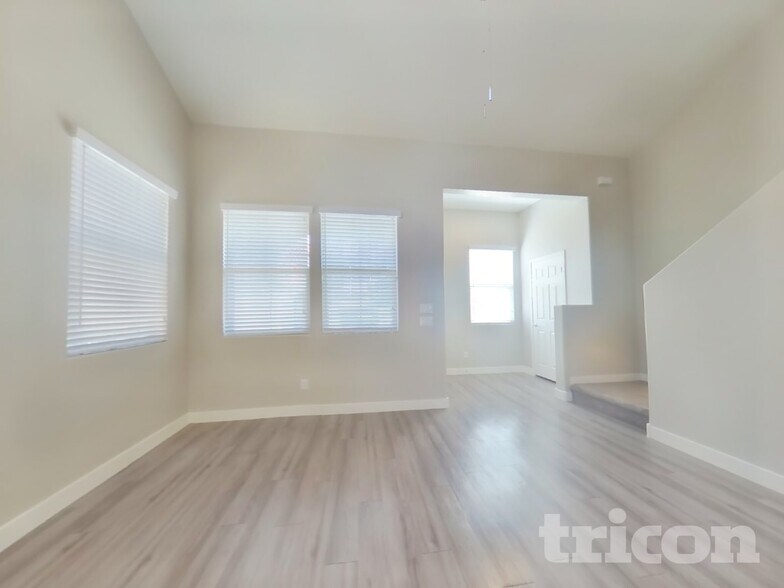 Building Photo - 2630 E Danbury Rd