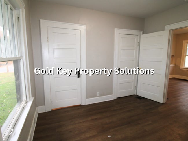 Building Photo - Spacious 2 BR 1 BA House with Covered Front Porch (SECTION 8 APPROVED)