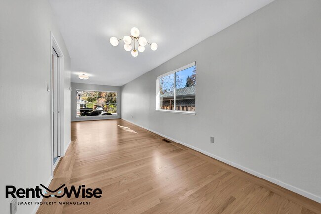 Building Photo - Present PM-Midtown Palo Alto Beauty-New Floors-Remodeled Bathrooms-Big Yard