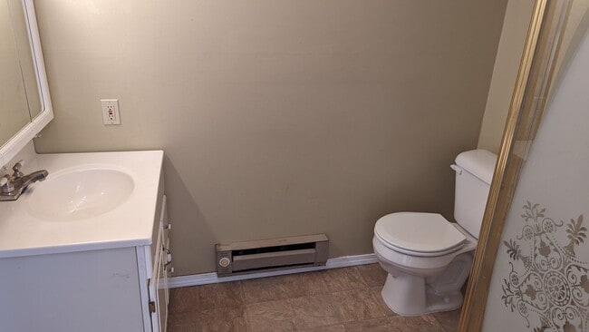 Building Photo - 3 Bed 2 bath home located near shopping, schools, and parks