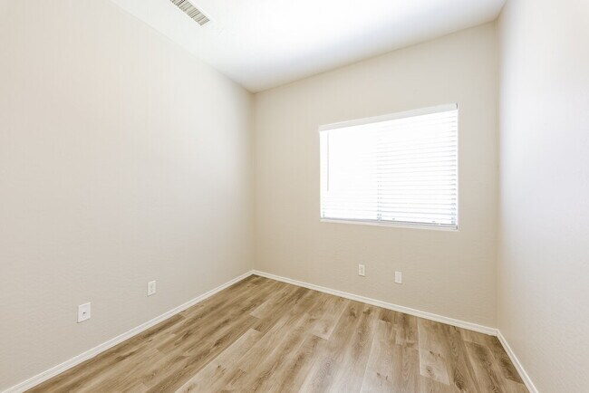 Building Photo - 16862 W Post Dr