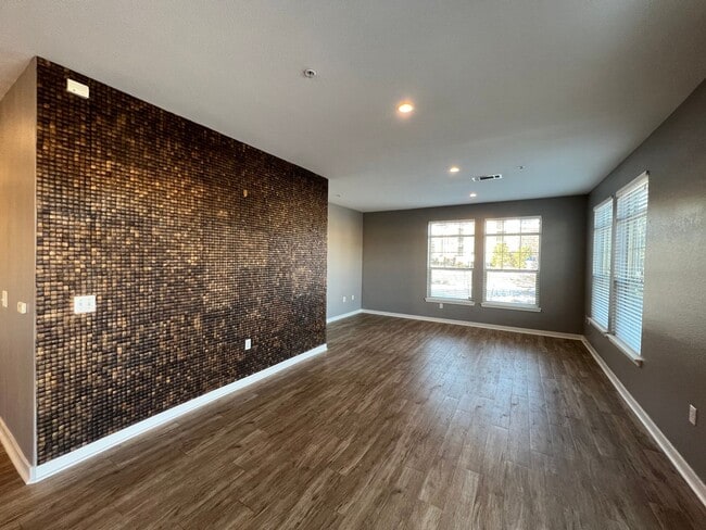 Building Photo - Incredible First Floor Corner 2bd/2ba Loft at Via Varra! AVAILABLE 7/1!