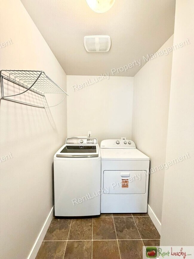 Building Photo - 6826 S J St