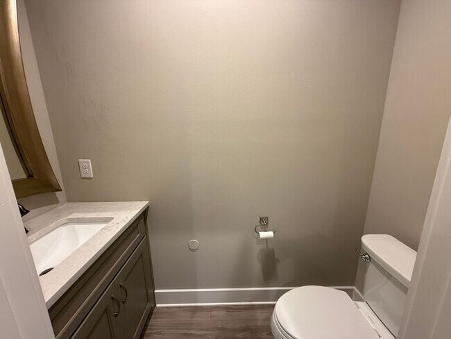 Building Photo - Gulf Breeze - 4 bedroom, 2.5 bathroom - lawn care included