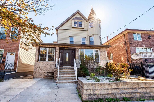 Building Photo - 894 AVENUE C