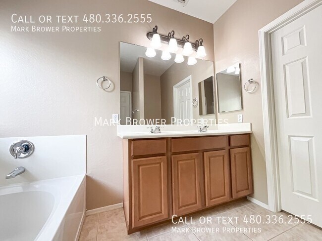 Building Photo - 1204 E Blackfoot Daisy Dr