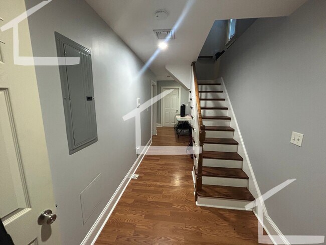 Building Photo - Don't miss out on this 6 bed 2 bath in Mission Hill...