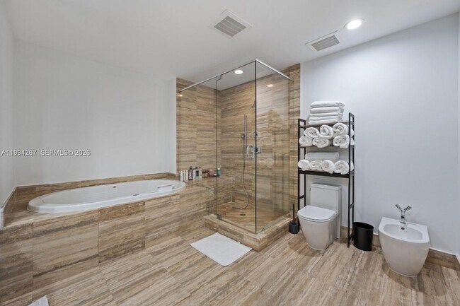 Building Photo - 15811 Collins Ave