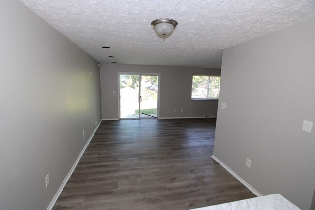 Building Photo - Beautiful 3 Bedroom 1 and a Half Bath Home
