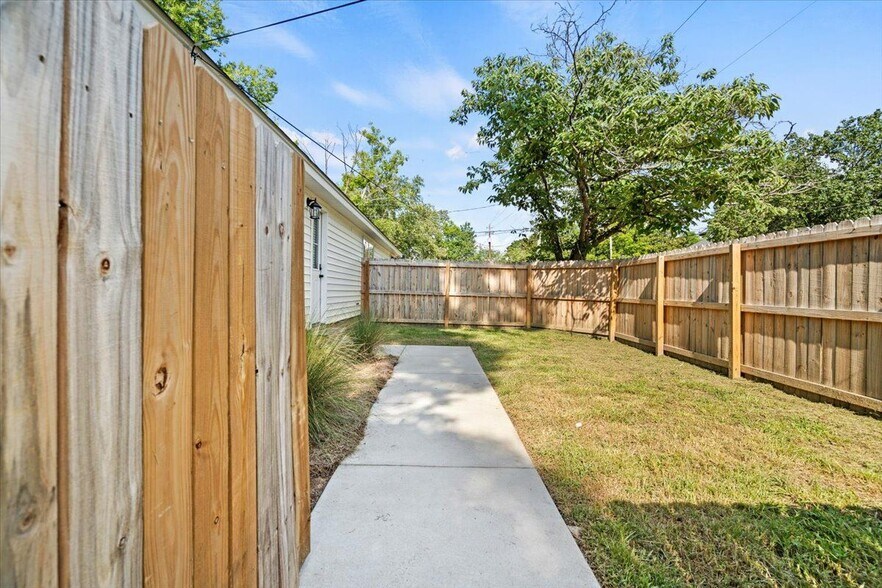 Building Photo - 323 S McQueen St