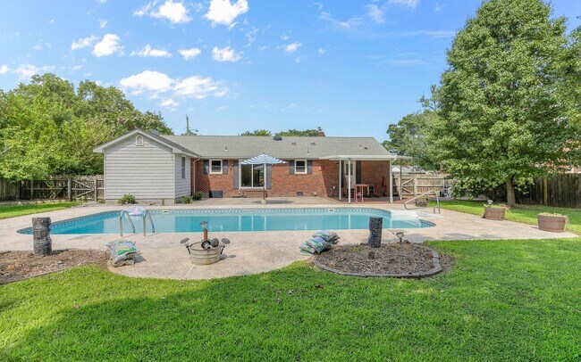 Primary Photo - Rancher with a Pool