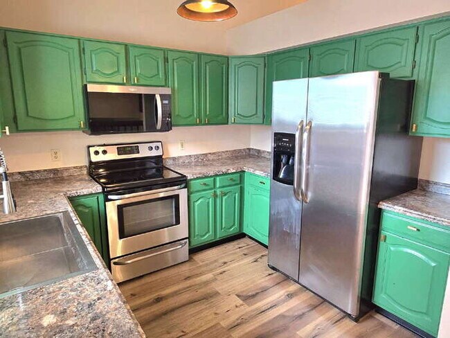 Building Photo - "Charming 4-Bedroom Retreat in Castle Rock with 2.5 Baths, Fenced yard, 2 car attached garage - Y...