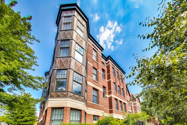 Building Photo - Available July 1st - 3 Bedroom in Wicker Park