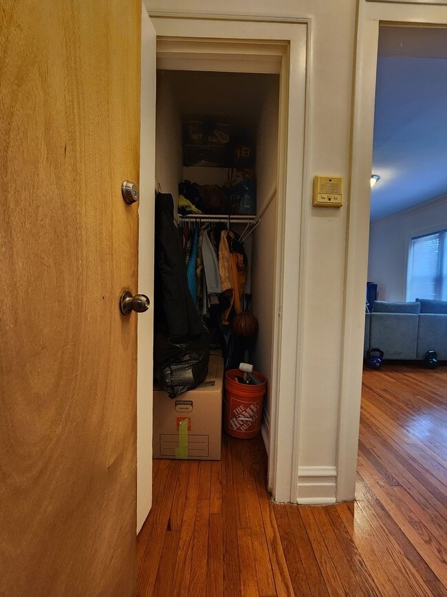 Building Photo - Spacious 2 Bed/1 Bath In Andersonville