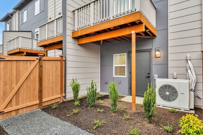 Building Photo - New Construction Luxury Townhome - Bright & Sunny End Unit