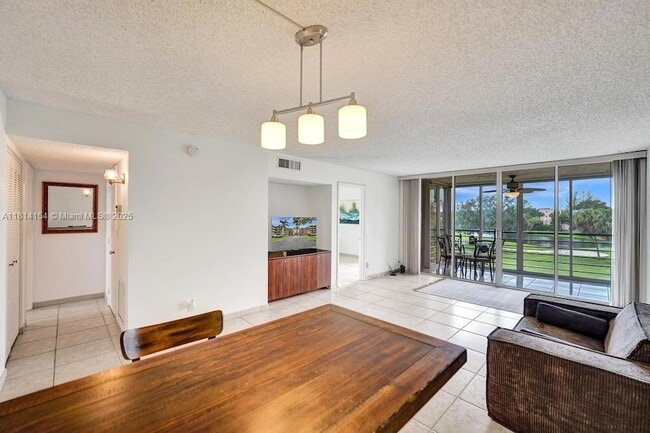 Building Photo - 1911 Sabal Palm Dr