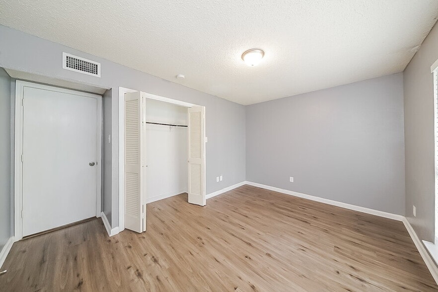 Building Photo - 940 Holly Ln