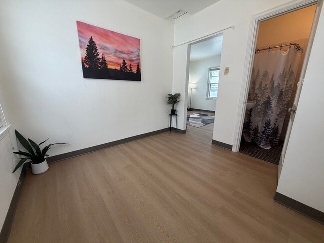 Building Photo - 1 bed, 1 bath for rent in quiet Waterloo neighborhood