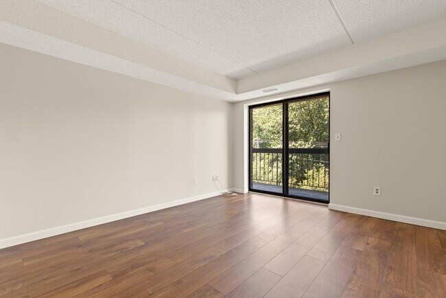 Building Photo - 289 Elm St