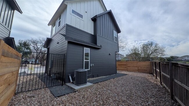 Building Photo - 2220 Yellow Jacket Ln