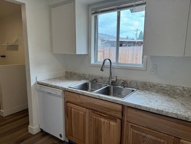 Building Photo - Updated 2 bedroom 1 1/2 bath duplex in Springfield!