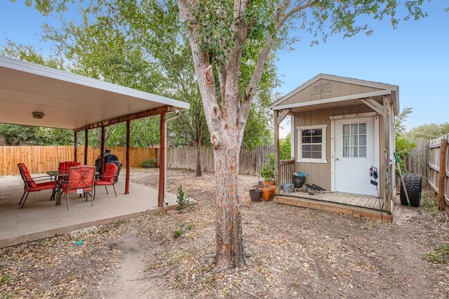 Building Photo - Stunning 3 bedroom home with Easy access t...