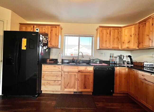 Building Photo - 2 Bedroom 2.5 bathroom Townhouse in Greeley