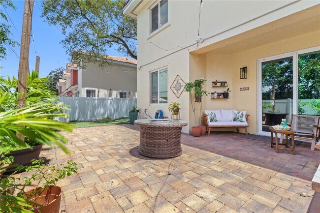 Building Photo - 5343 SW 40th Ave