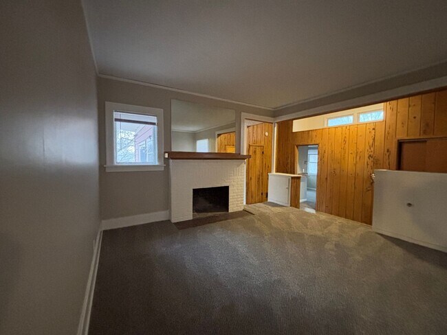 Building Photo - Charming Hilltop Home with Stunning City Views